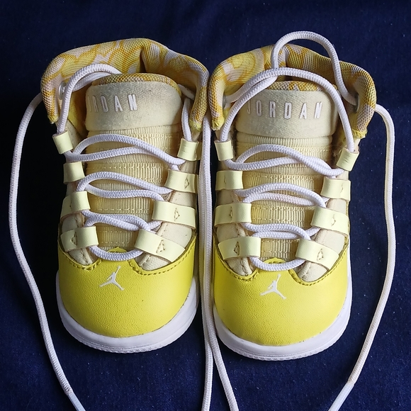 Nike Air Jordan's Children's Shoes 4C Yellow/White Max Aura - Picture 2 of 8